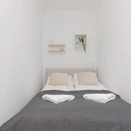 Spacious & Comfortable Rajska With Balcony By Renters Lodz