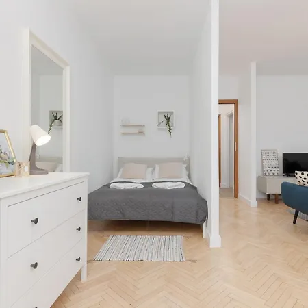 Apartment Spacious & Comfortable Rajska With Balcony By Renters Lodz