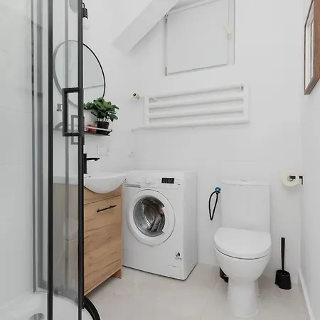 Spacious & Comfortable Rajska With Balcony By Renters Lodz